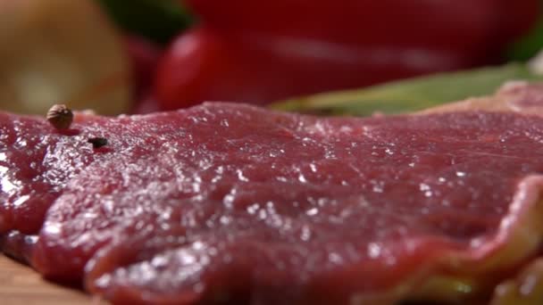 Суміш перцю, що падає на м'ясний яловичий стейк — стокове відео