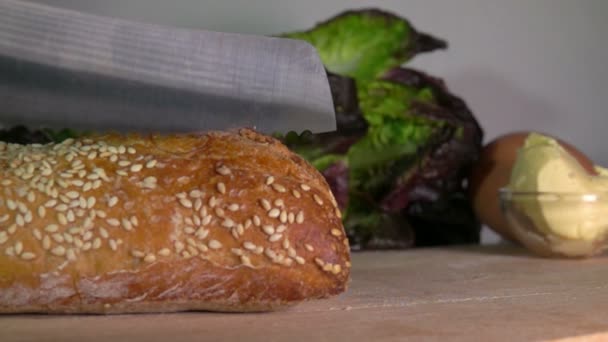 Briciole che volano dal coltello taglio baguette — Video Stock