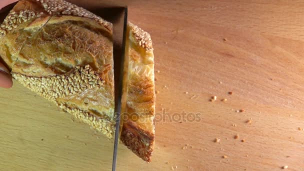 Vista desde arriba del cuchillo cortando baguette — Vídeo de stock