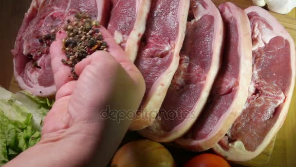 Widok z góry surowego nogi steak z baraniny — Wideo stockowe