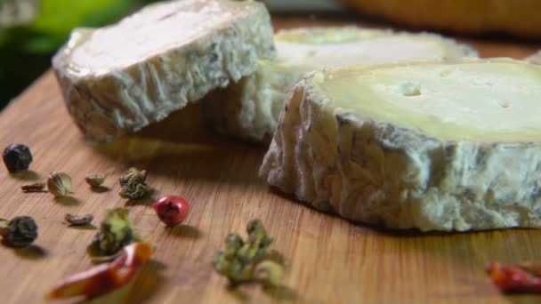 Forquilha quebra e levanta uma fatia de queijo de cabra — Vídeo de Stock