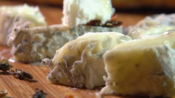Tenedor toma una rebanada de queso de cabra natural — Vídeo de stock