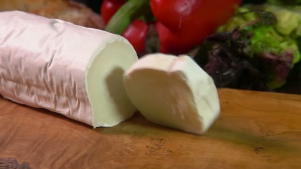 Varios trozos de queso de cabra con moho blanco — Vídeos de Stock