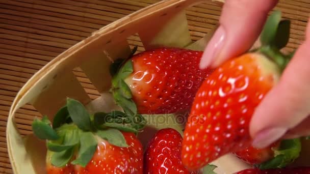 Mano pone en la cesta grandes fresas — Vídeo de stock