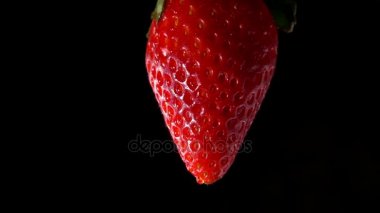 Çilek ucundan damlayan su damla