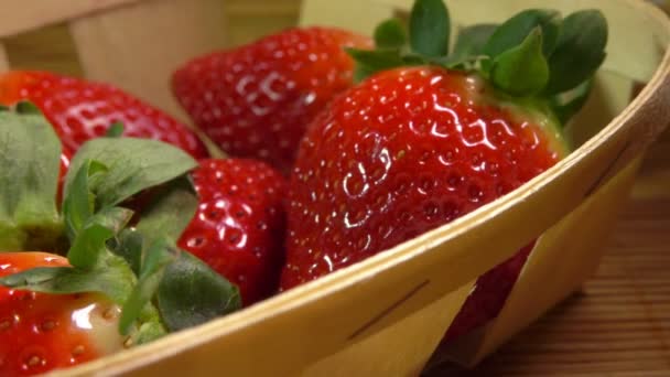Main met dans le panier de grandes fraises — Video