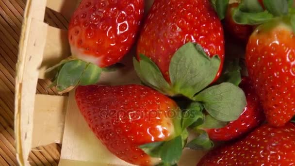 La main prend d'un panier de grandes fraises — Video