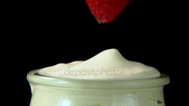 Krem şanti bir kavanoza daldırma çilek