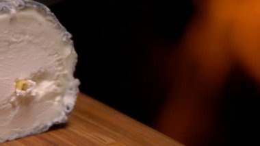 yanan bir şömine arka plan üzerinde keçi peyniri