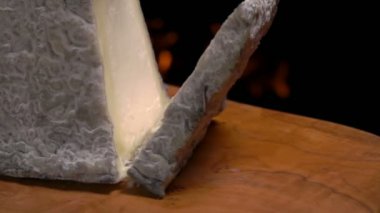 Keçi peyniri ahşap tahta üzerinde düşen parça