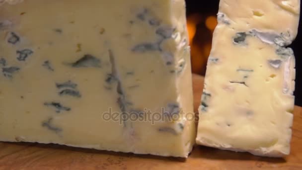Movimento lento de queijo azul caindo na tábua de madeira — Vídeo de Stock