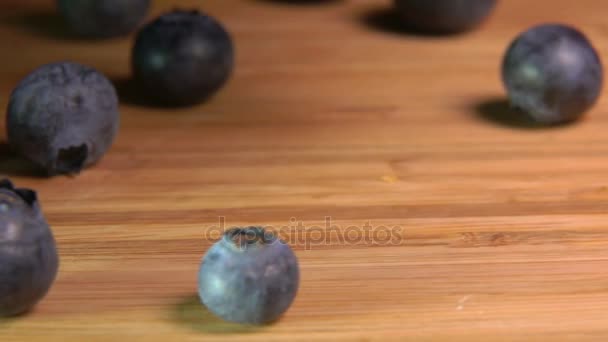 在木桌上的蓝莓瀑布 — 图库视频影像