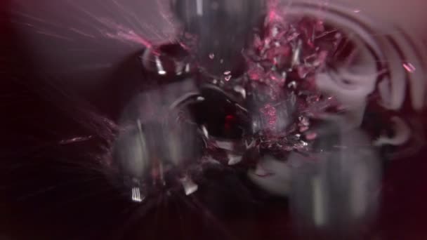 Чорниця падає в скляну миску з соком — стокове відео