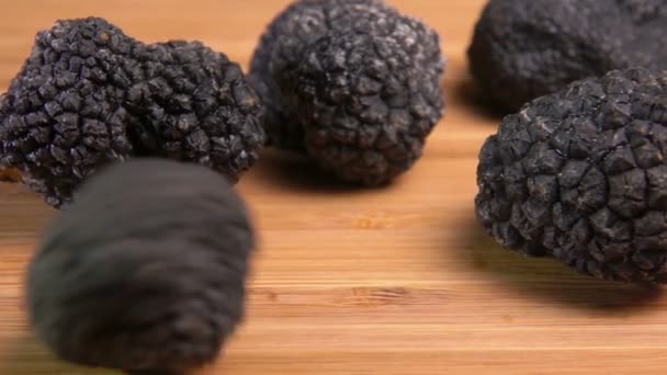 Bollinger de rollos de trufa negra sobre la mesa — Vídeo de stock