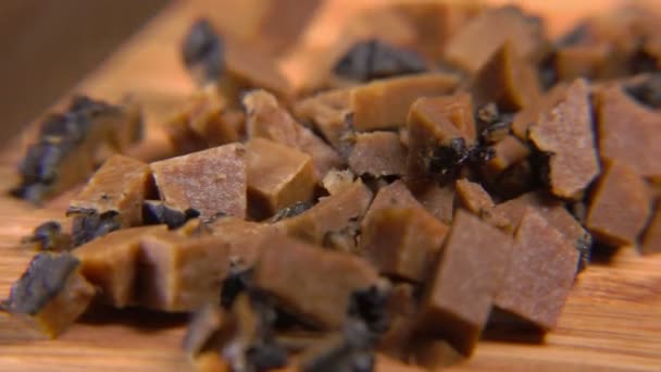 Pisau memotong ke dalam kubus truffle hitam — Stok Video