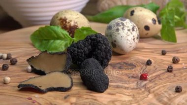 siyah truffles ve bıldırcın yumurtası ahşap oyun tahtası