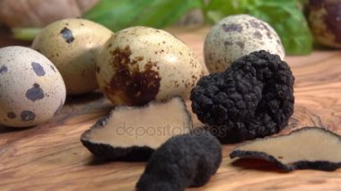 siyah truffles ve bıldırcın yumurtası ahşap oyun tahtası