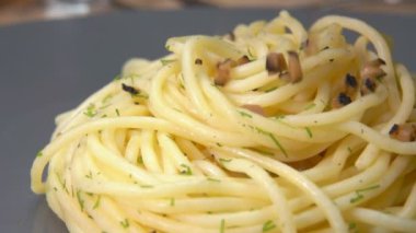 siyah trüf spagetti üzerinde düşen küçük küpler