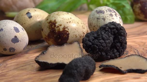 Siyah truffles ve bıldırcın yumurtası ahşap oyun tahtası — Stok video