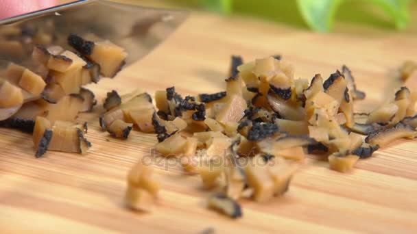 Tartufo nero tagliato a cubetti con coltello — Video Stock