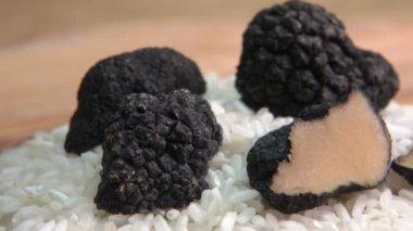 Pirinç üzerine yalan siyah truffle yumrular yarısı