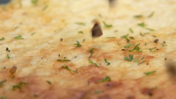 Huevos revueltos con cubos de trufa negra — Vídeos de Stock