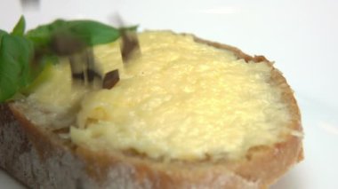 meze ciabatta peynirli, krem ve siyah truffle küpleri