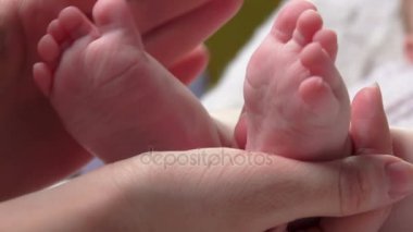 Yetişkin eller ayaklarda minik bebek