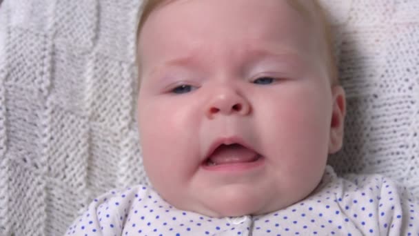 Χαριτωμένο μωρό φτερνίζεται δυνατά και χαμόγελα — Αρχείο Βίντεο