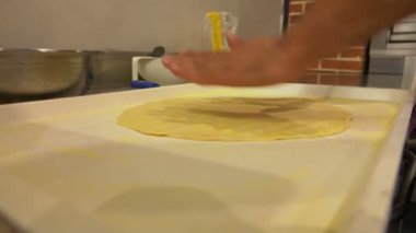 Yakın çekim el pişmiş pizza hamur