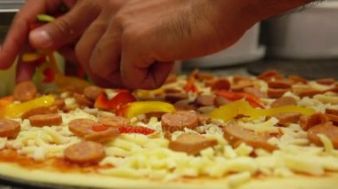 pizza hamur içinde dolgu el yatırılır