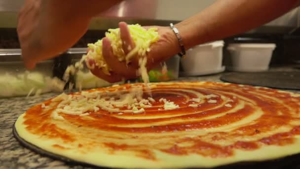 Tomatensauce wird über den Pizzateig geschmiert — Stockvideo