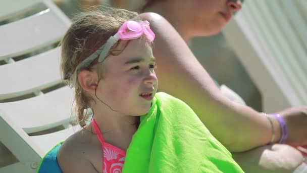 Ein Mädchen auf der Sonnenbank ist traurig und beschwert sich bei ihrer Mutter — Stockvideo