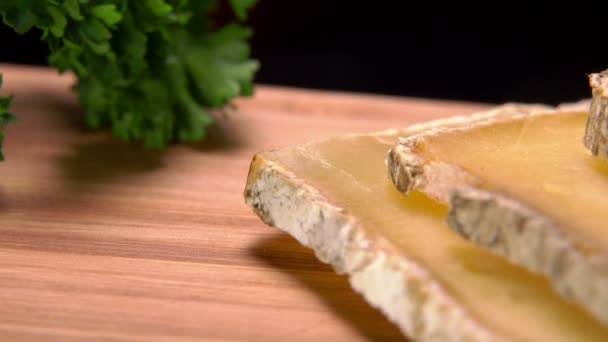Κομμάτια από πρόβειο σκληρό τυρί — Αρχείο Βίντεο