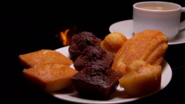 Bisküvi ve kek kahve kahvaltı ile