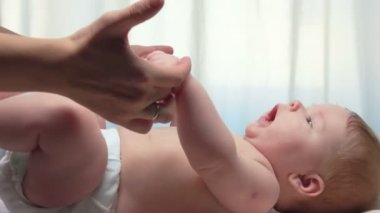 Anne ile bebek egzersizleri yapıyor