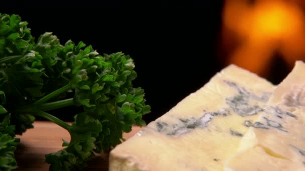 Blue cheese hälls med honung — Stockvideo