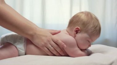 Annem geri babys masajlar