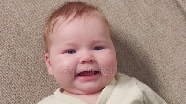 Baby glimlachen en lachen — Stockvideo