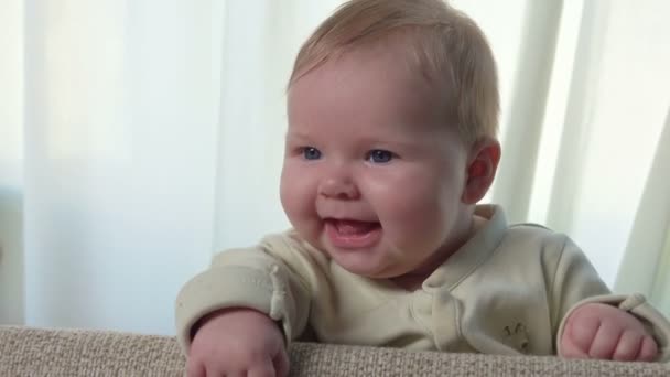 Charmante kind kijkt rond en glimlacht — Stockvideo
