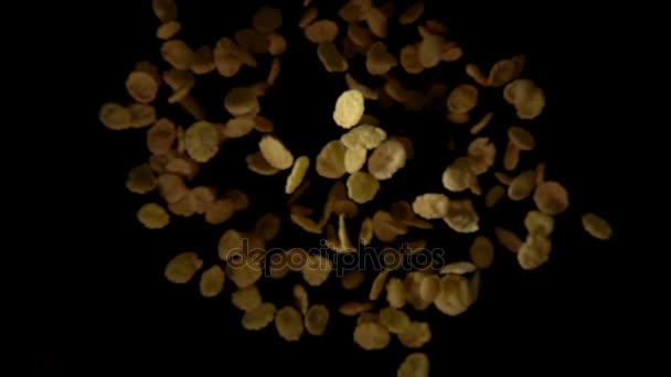 Flocos de café da manhã voam para a câmera — Vídeo de Stock