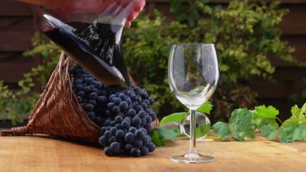 Wijn wordt gegoten in een glazen karaf — Stockvideo