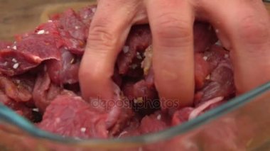 Taze et parçalarını karıştırarak bir el closeup