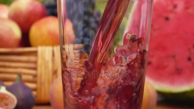 multifruit suyu bir bardak dökülür. Ağır çekim.
