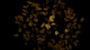 Makarna boru rigate kameraya karşı zıplatma