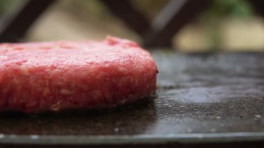 Yakın çekim pirzola sıcak bir ızgara kızarmış