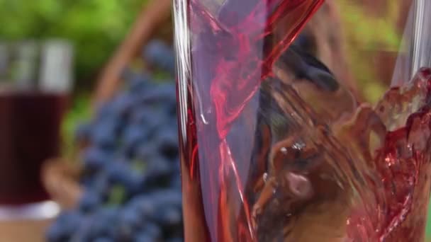 Виноградный сок наливается в стакан — стоковое видео