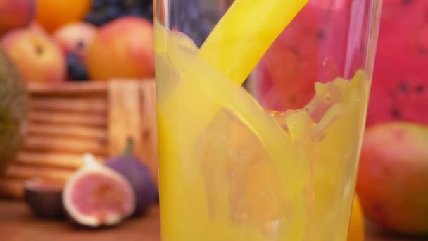 Крупный план апельсинового сока, налитого в стакан — стоковое видео