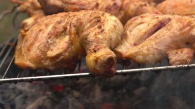 Izgara kavrulmuş tavuk budu kadar kapatın