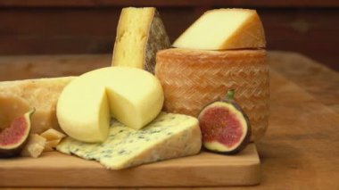 Peynir ve incir ahşap bir masa üzerinde parçalar